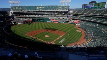 En esta imagen de archivo, espectadores presencian un partido de béisbol en el Oakland Coliseum entre los Atléticos de Oakland y los Rangers de Texas, en Oakland, California, el 23 de julio de 2022.
