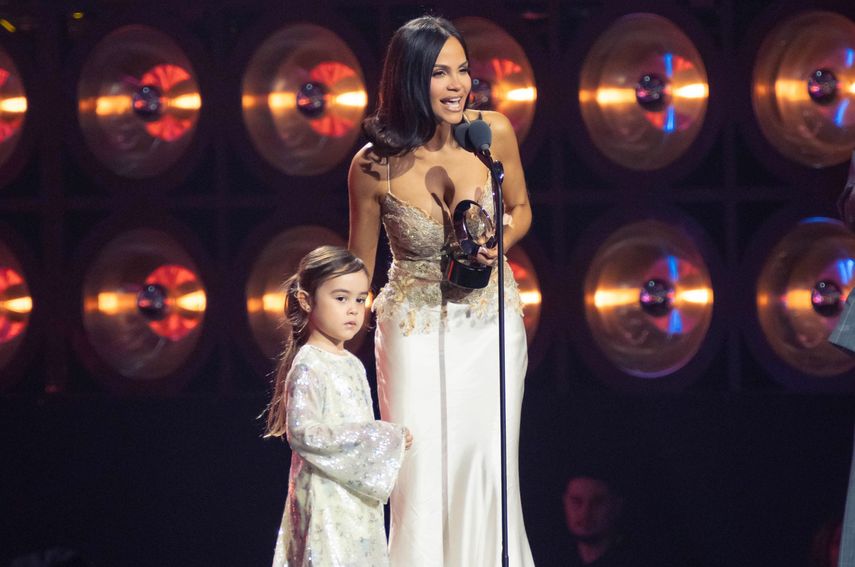 Natti Natasha acepta un premio durante el 38.° Premio Lo Nuestro en el Kaseya Center en Miami, Florida.