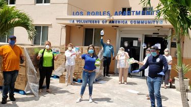 Sophia Lacayo, junto a voluntarios y miembros de Sociedad San Vicente de Paul Nuestra Señora de Guadalupe.