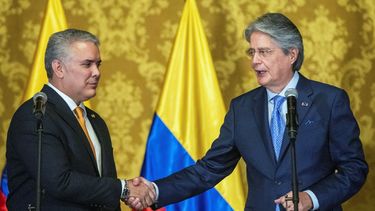 El presidente de Colombia, Iván Duque (izq.), y el presidente de Ecuador, Guillermo Lasso, se dan la mano durante una declaración en el Palacio Carondelet, en Quito. Duque se encuentra de visita en Quito para discutir temas de seguridad en la frontera con su homólogo ecuatoriano.