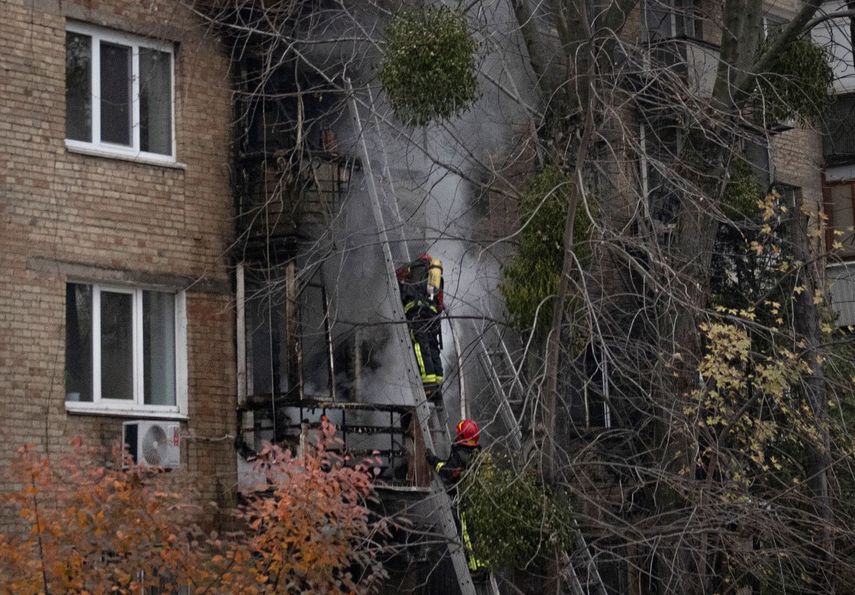Bomberos ucranianos tratan de apagar un incendio en un edificio que fue alcanzado por misiles rusos, en Kiev, Ucrania, el martes 15 de noviembre de 2022.&nbsp;