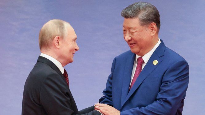 El presidente de Rusia, Vladímir Putin, y el presidente de China, Xi Jinping, se saludan durante una ceremonia de bienvenida de la Cumbre de la Organización de Cooperación de Shanghái (OCS) en Tianjin el 31 de agosto de 2025.
