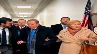 Edmundo Gónzález Urrutia, acompañado de su esposa, en EEUU.