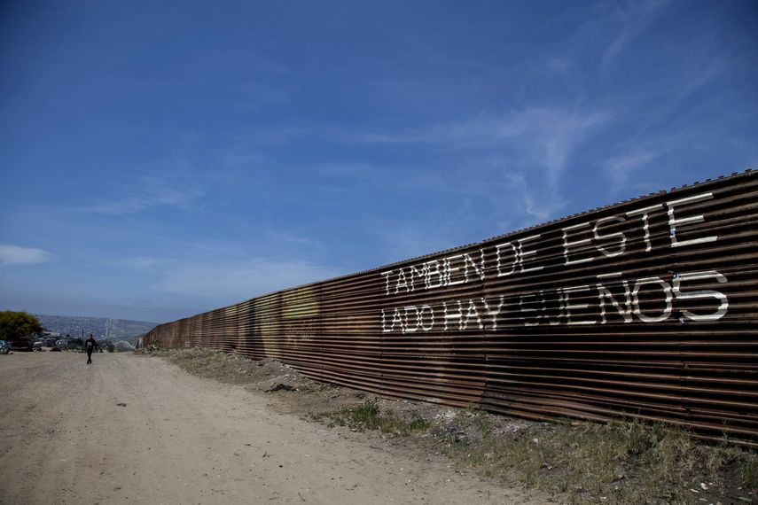 &nbsp;Vista de la valla que delimita el territorio mexicano y estadounidense&nbsp; en Tijuana, Baja California (México).&nbsp;&nbsp;