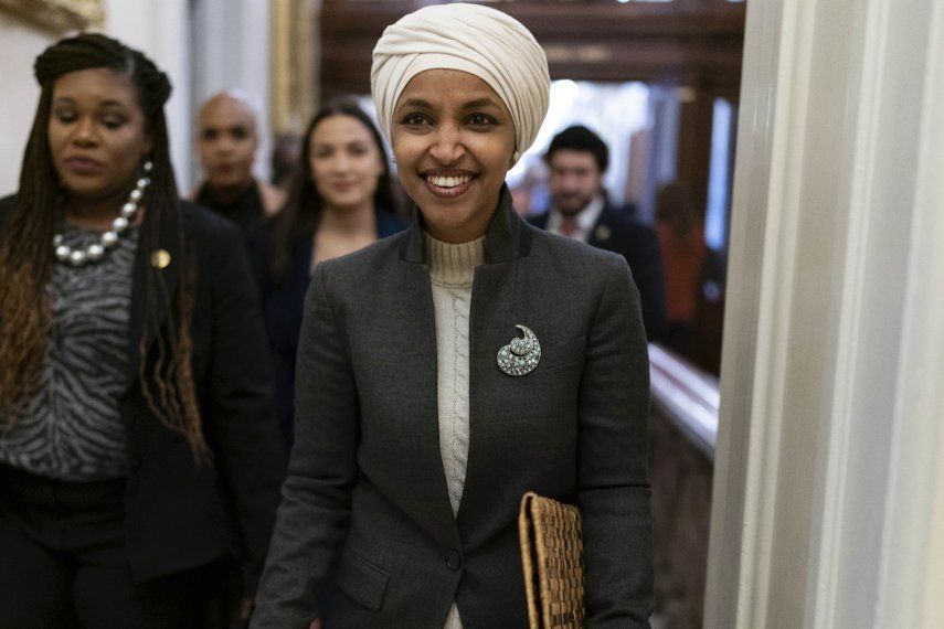 La congresista Ilhan Omar, demócrata por Minnesota, sale de la Cámara de Representantes, en el Capitolio de Washington, el jueves 2 de febrero de 2023.&nbsp;
