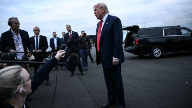 El presidente Donald Trump conversa con la prensa a su arribo a Escocia.