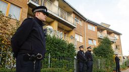 Policías montan guardia afuera de una unidad de departamentos durante las investigaciones casa por casa en una zona donde tres mujeres fueron mantenidas supuestamente como esclavas durante 30 años en una vivienda en el sur de Londres. (AP Fhoto/Dominic