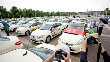 Taxistas se reúnen luego de una protesta contra la competencia de las aplicaciones móviles diseñadas para llamar taxis en Berlín, Alemania. (AP)