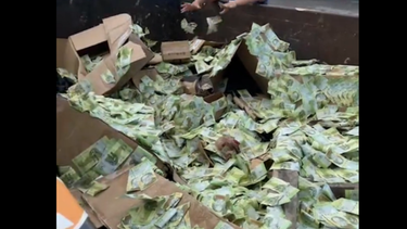 Captura de pantalla de video del modelo venezolano Jesús Zambrano. Los billetes venezolanos son echados a la badura.