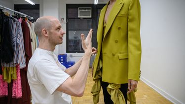 El diseñador Christian Juul Nielsen de Dinamarca revisa una creación durante una prueba antes de su desfile de la Semana de la Moda de Nueva York (NYFW), en Nueva York, el 10 de febrero de 2023.