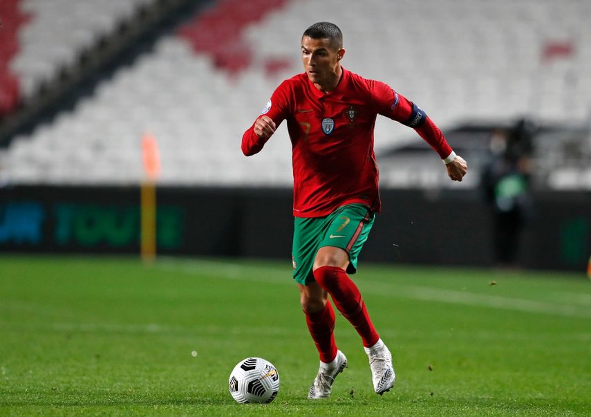 En esta foto del sábado 14 de noviembre de 2020, Cristiano Ronaldo, de la selección de Portugal, conduce el balón durante un encuentro de la Liga de Naciones ante Francia en Lisboa&nbsp;