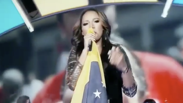 Venezolana cautiva a jurado cantando Venezuela en honor de los caídos