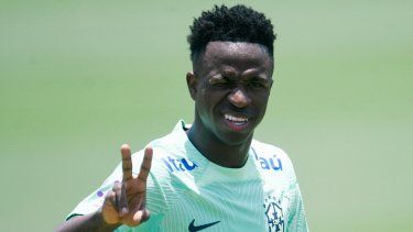 El delantero brasileño Vinicius Junior hace un gesto al salir de una sesión de entrenamiento en Teresópolis, Río de Janeiro, el 15 de noviembre de 2023, antes de los partidos de fútbol de clasificación sudamericana para la Copa Mundial de la FIFA 2026 contra Colombia y Argentina, los días 16 y 21 de noviembre respectivamente. El delantero Vinícius Jr. ve un poco difícil jugar un derbi sudamericano contra Argentina en la eliminatoria para el Mundial 2026 después de sufrir una distensión muscular en la derrota de Brasil ante Colombia en Barranquilla el 16 de noviembre. El jugador del Real Madrid se pierde el resto del 2023 &nbsp;