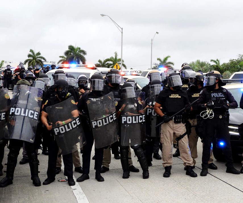 Cuerpo antimotines de Miami impide acceso de manifestaci&oacute;n al&nbsp;Julia Tuttle&nbsp;Causeway, rumbo a Miami Beach.