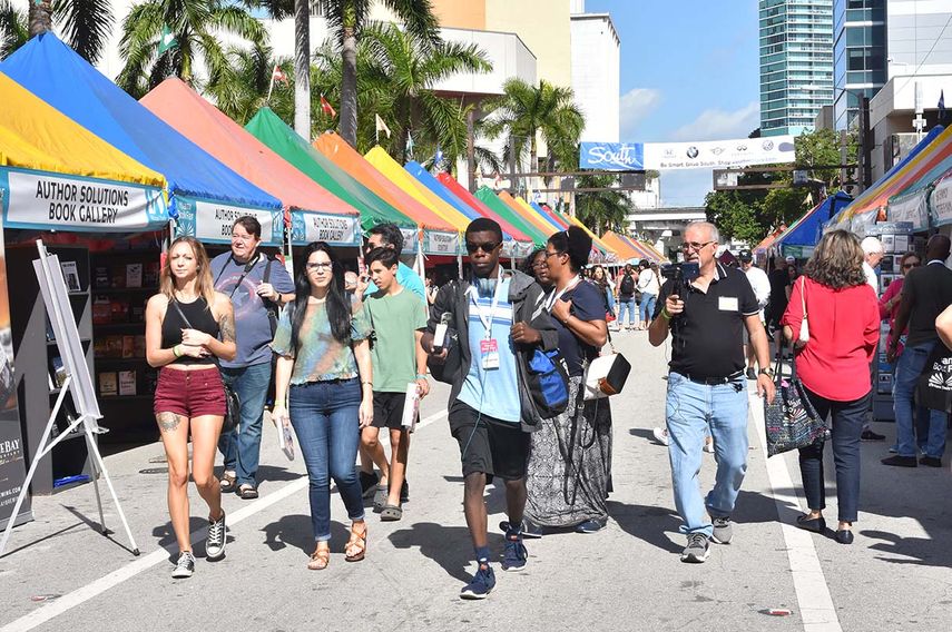 Miles de personas, entre ellos poetas, escritores, novelistas, pol&iacute;ticos, periodistas, celebridades y los amantes de la lectura, se reunieron en La ciudad del sol para celebrar la fiesta literaria m&aacute;s grande del pa&iacute;s.