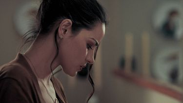 En esta imagen proporcionada por Netflix Maite Perroni en una escena de la serie Oscuro deseo. La serie se estrena el 15 de julio en Netflix.