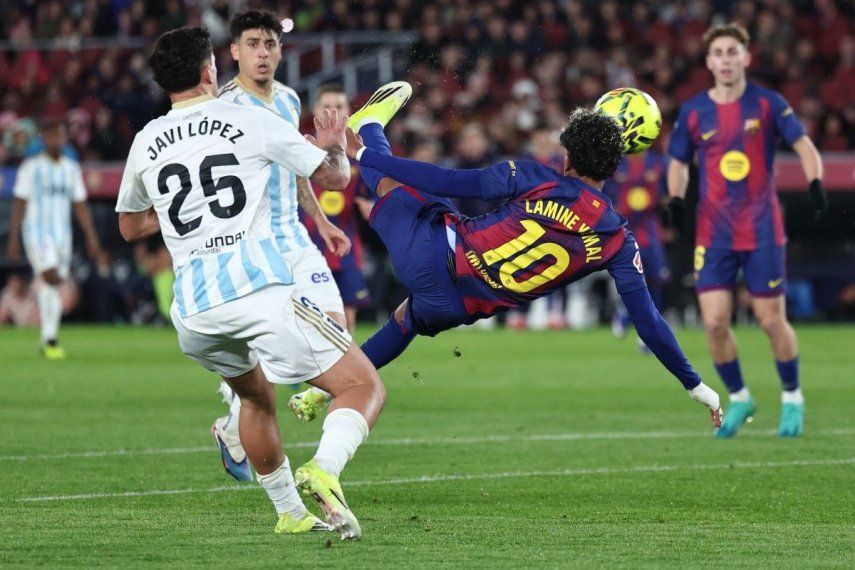 El delantero español #10 del Barcelona, Lamine Yamal, marca el tercer gol de su equipo durante el partido de la liga española entre el FC Barcelona y el Real Oviedo en el Estadio Camp Nou de Barcelona el 25 de enero de 2026.