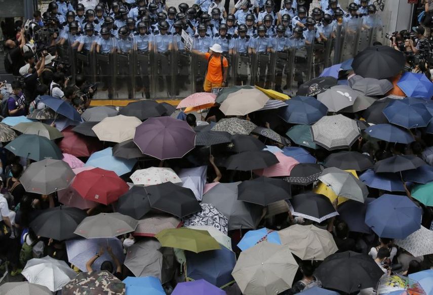 Las protestas se iniciaron como reacción a los planes de Pekín de controlar la presentación de candidatos a las primeras elecciones libres de Hong Kong, en 2017. (AP)