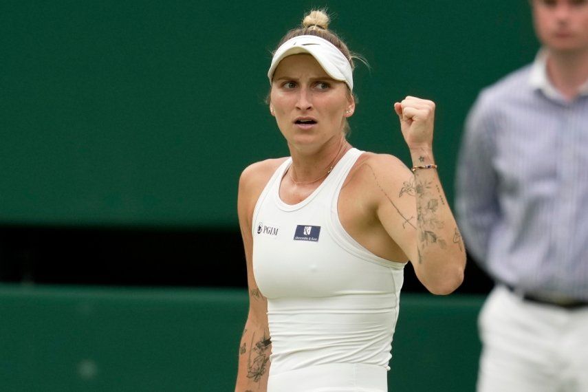 Marketa Vondrousova reacciona durante el duelo contra Elina Svitolina en las semifinales del torneo de Wimbledon, el jueves 13 de julio de 2023, en Londres.&nbsp;