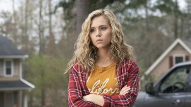 En esta imagen difundida por The CW, Brec Bassinger como Courtney Whitmore en una escena de la nueva serie Stargirl, basada en el personaje de DC Comics.&nbsp;