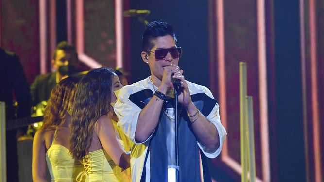 Chyno Miranda durante su actuación en los Premios Juventud 2021, en el Watsco Center, el 22 de julio en Coral Gables, Florida.