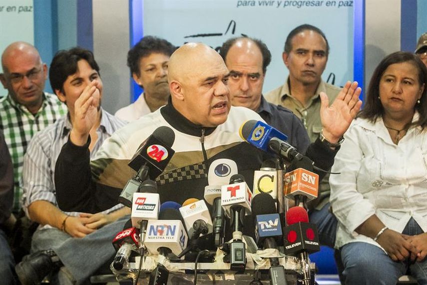 El secretario general de la Mesa de la Unidad Democrática (MUD), Jesús Torrealba (c), ofrece una rueda de prensa el viernes 13 de febrero de 2015, en Caracas. (EFE)
