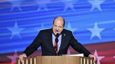 El gobernador de Colorado, Jared Polis, habla durante el tercer día de la Convención Nacional Demócrata (CND) en el United Center de Chicago, Illinois, el 21 de agosto de 2024