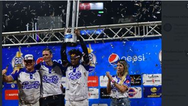 Ronald Acuña celebra con el trofeo del Home Run Derby en Venezuela&nbsp;