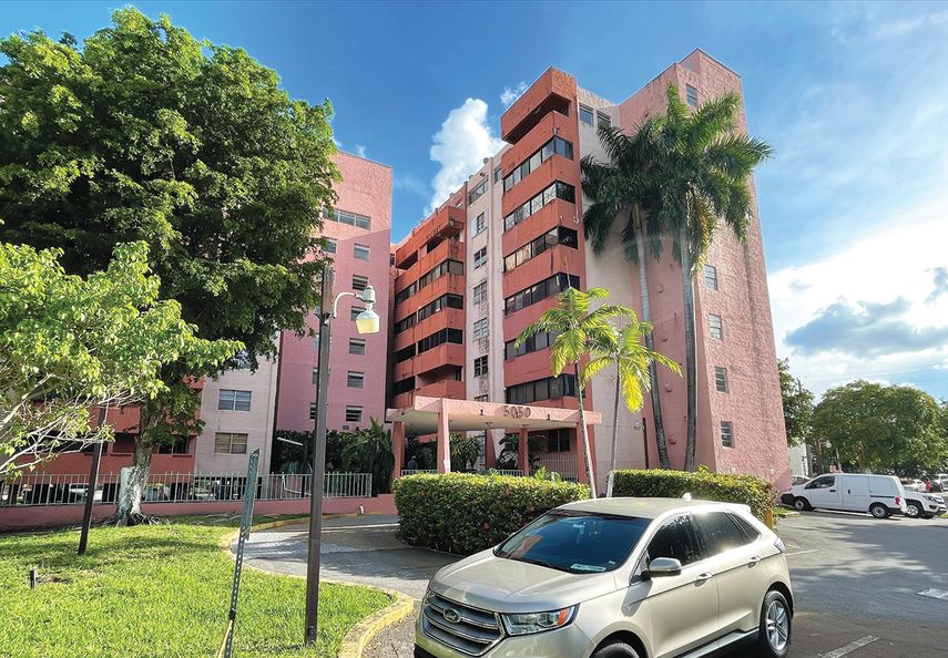 Vista parcial del edificio evacuado en Miami, localizado en 5050 NW 7 Street.