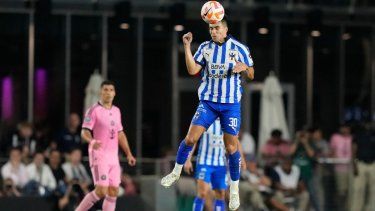 El mediocampista de Monterrey, Jorge Rodríguez, cabecea el balón en el complemento del encuentro de cuartos de final de la Copa de Campeones CONCACAF ante Inter Miami, el miércoles 3 de abril del 2024.