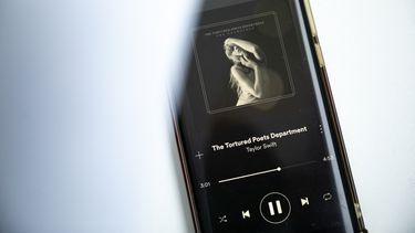 Esta fotografía tomada en París el 19 de abril de 2024 muestra un teléfono inteligente que muestra el nuevo álbum de la cantautora estadounidense Taylor Swift, The Tortured Poets Department, en Spotify. &nbsp; &nbsp;