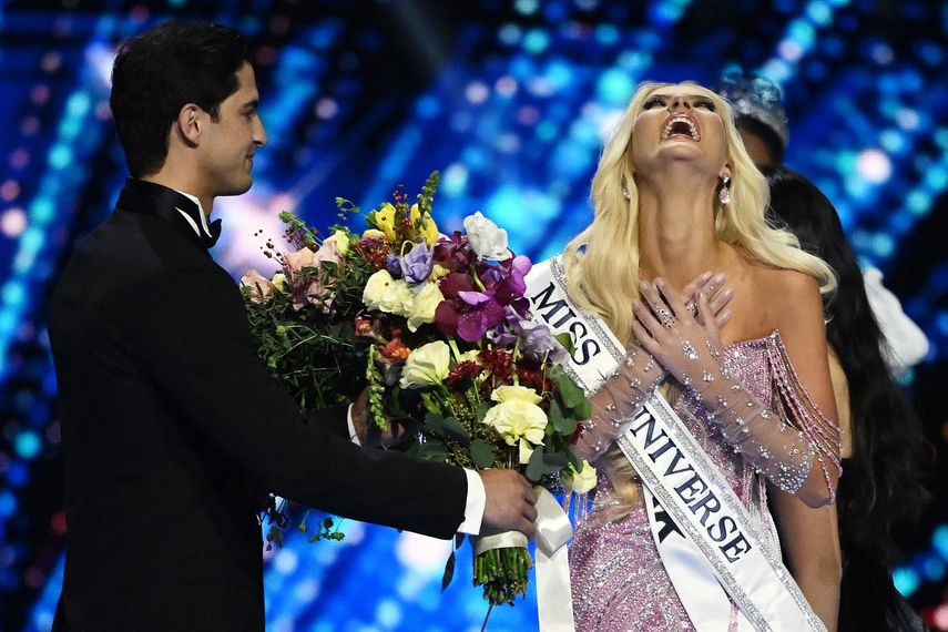 Victoria Kjaer, emocionada al ser coronada Miss Universo 2024.