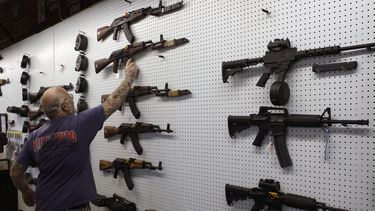 Un hombre visita una tienda de armas de fuego.
