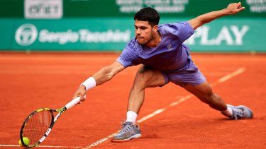El español Carlos Alcaraz devuelve un revés a Alejandro Davidovich Fokina durante la semifinal del torneo ATP Masters Series de Montecarlo en el Monte Carlo Country Club en Roquebrune-Cap-Martin, el 12 de abril de 2025.&nbsp;