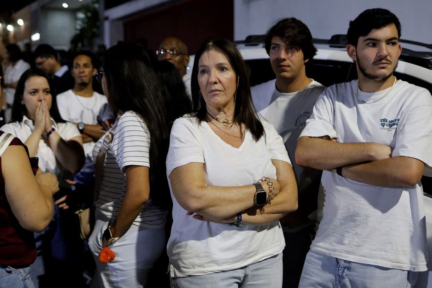 Seguidores del candidato opositor Edmundo González reunidos a las afueras de su sede de campaña mientras esperan los resultados de las elecciones presidenciales en Caracas, Venezuela, el domingo 28 de julio de 2024.