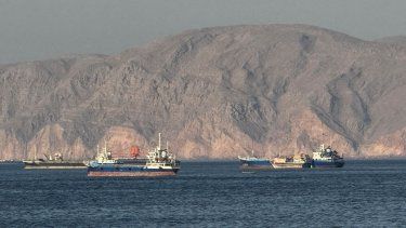 Buques en el Estrecho de Hormuz, frente a la ciudad portuaria de Khasab en la península Musandam del norte de Omán el 17 de mayo de 2026.