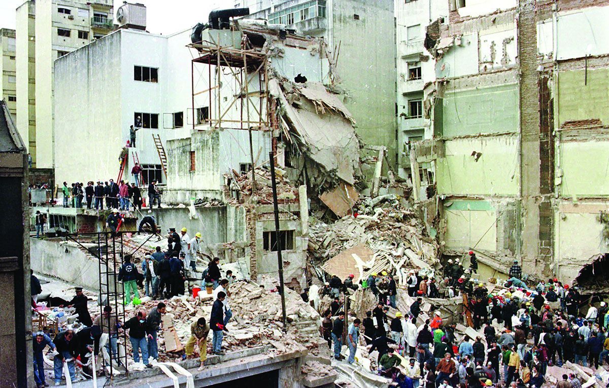 Aspecto general del atentado a la Asociación Mutual Israelita Argentina (AMIA) perpetrado el 18 de julio de 1994 en Buenos Aires deó 85 muertos. (ARCHIVO)