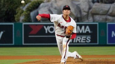 El abridor de los Angelinos de Los Ángeles, Shohei Ohtani, lanza la bola en el encuentro ante los Piratas de Pittsburgh el viernes 21 de julio del 2023.&nbsp;
