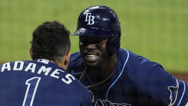El cubano Randy Arozarena, de los Rays de Tampa Bay, celebra su jonrón de dos carreras con&nbsp; el dominicano Willy Adames durante la cuarta entrada contra los Astros de Houston en el Juego 4 de la Serie de Campeonato de la Liga Americana de béisbol, el miércoles 14 de octubre de 2020 en San Diego&nbsp;