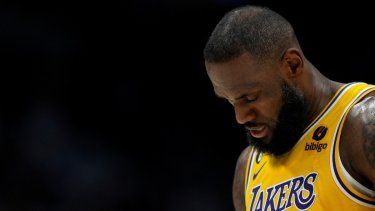 LeBron James (6), de los Lakers de Los Ángeles, mira hacia abajo durante la segunda mitad del Juego 2 de las Finales de la Conferencia Oeste del baloncesto de la NBA en contra de los Nuggets de Denver, el jueves 18 de mayo de 2023, en Denver.