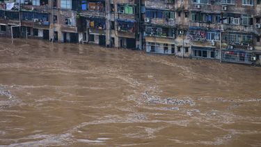 En esta foto difundida por la agencia de noticias Xinhua se ve una calle inundada en Qijiang, en el suroeste de China, debido a las fuertes lluvias, el 1 de julio de 2020.&nbsp;