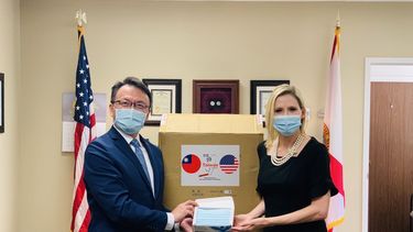 La Secretaria de Estado de la Florida, Laurel M. Lee recibe la donación de mascarillas de TECO in Miami. 