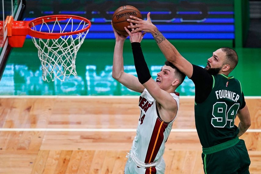 El base de los Celtics de Boston Evan Fournier intenta bloquear el tiro de Tyler Herro del Heat de Miami en el encuentro del martes 11 de mayo del 2021