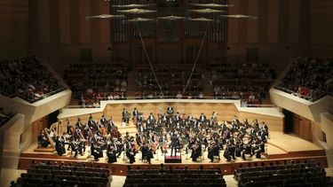 El finland&eacute;s Pietari Inkinen dirige la orquesTa en el Suntory Hall de Tokio el 21 de enero del 2017.&nbsp;