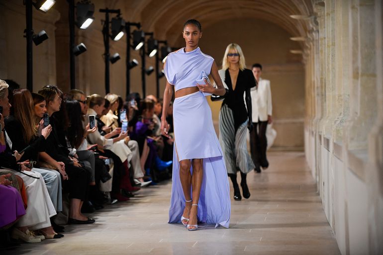 Una modelo presenta una creación para el desfile de moda Primavera-Verano 2023 de Victoria Beckham durante la Semana de la Moda de París el 30 de septiembre de 2022.