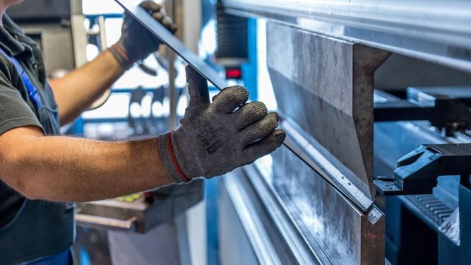 Imagen de un empleado en una fábrica.