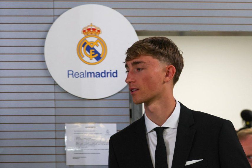El defensor Dean Huijsen llega a su conferencia de prensa de presentación como nuevo jugador del Real Madrid, el 10 de junio de 2025.