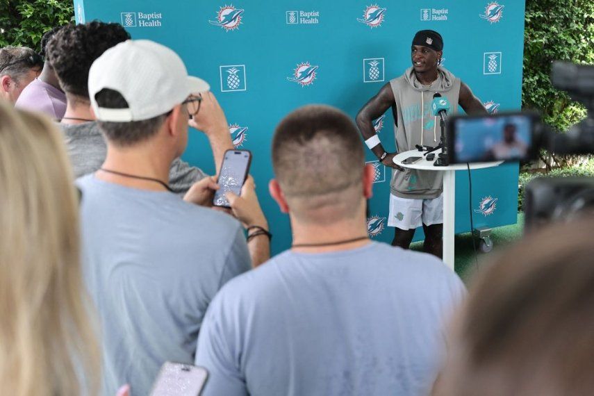 El jugador Mike Hilton, de los Dolphins de Miami, durante una conferencia de prensa, el 28 de julio de 2025.