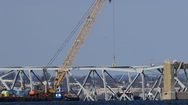 Trabajadores en una grúa trabajan en el puente derrumbado Francis Scott Key de Baltimore, el sábado 30 de marzo de 2024.&nbsp;