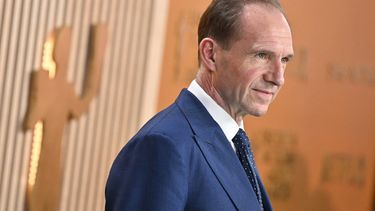 El actor británico Ralph Fiennes llega a la 31.ª edición de los premios del Sindicato de Actores de Cine en el Auditorio Shrine de Los Ángeles, el 23 de febrero de 2025.&nbsp;